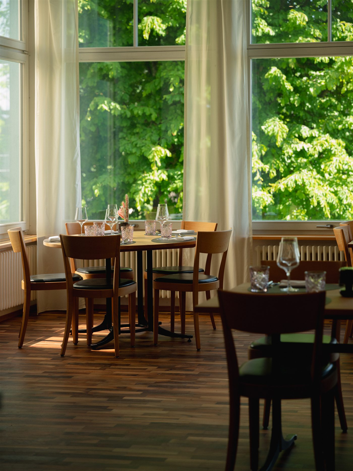 Restaurant Veranda Bern, Gastraum mit gedecktem Tisch
