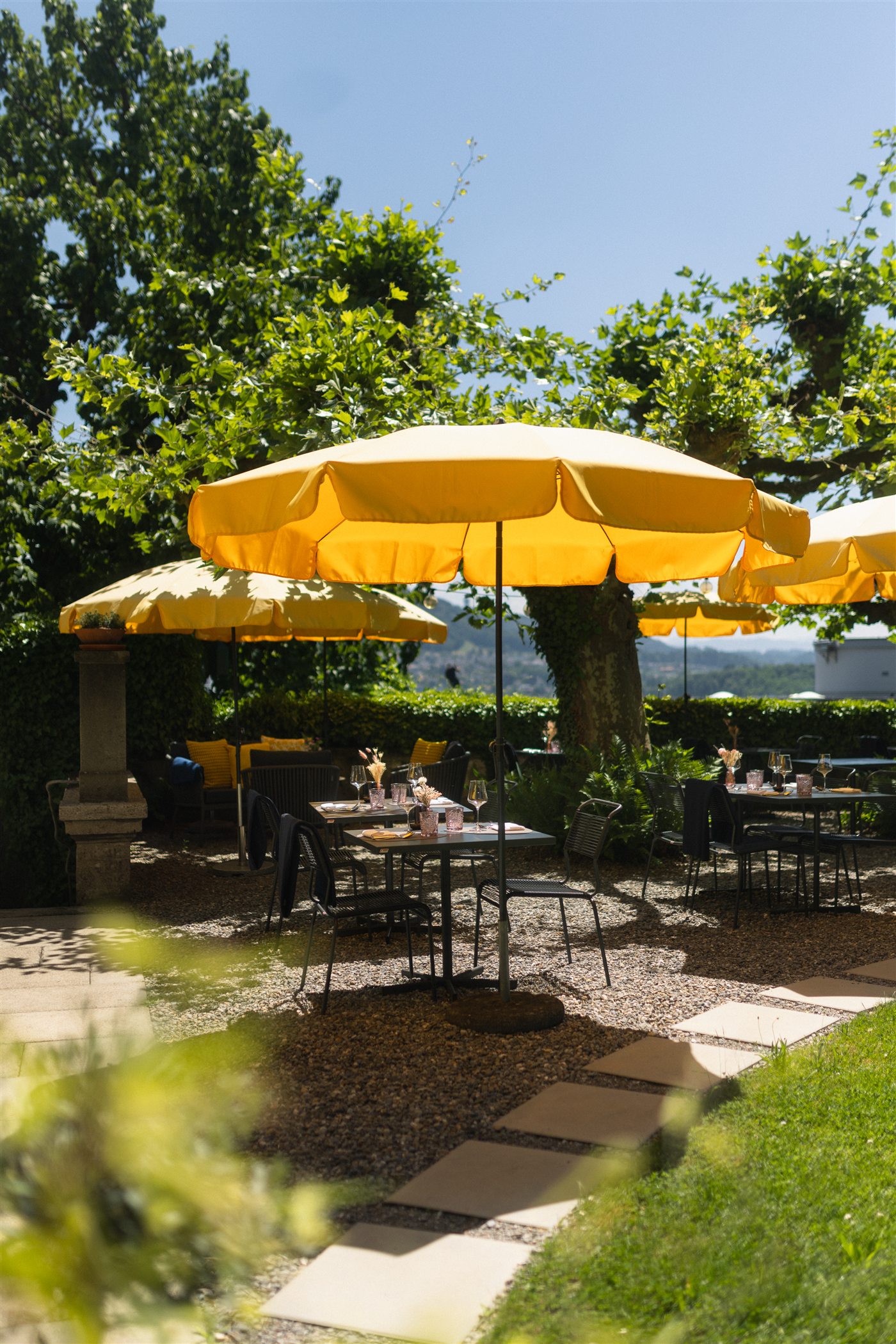 Restaurant Veranda Bern, Terrasse mit gelben Sonnenschirmen